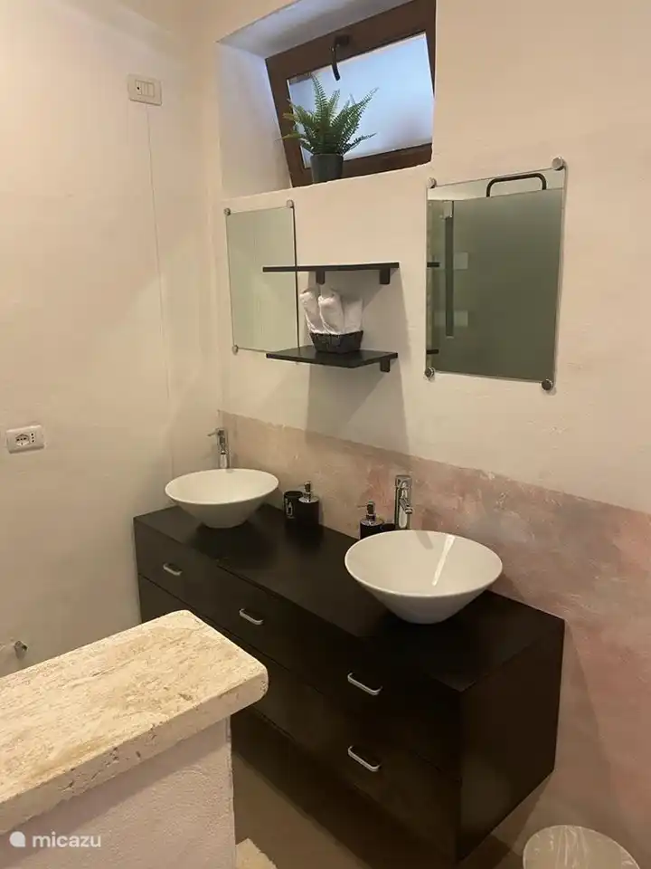 Badezimmer mit ebenerdiger Dusche und Doppelwaschbecken, das zu 2 Zimmern im Erdgeschoss gehört