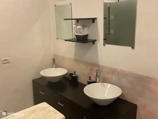 Maison de campagne Les Marches | Italie, Marche, Torre San Patrizio - maison de vacances Salle de bain avec douche à l’italienne et double vasque appartenant à 2 chambres au rez-de-chaussée