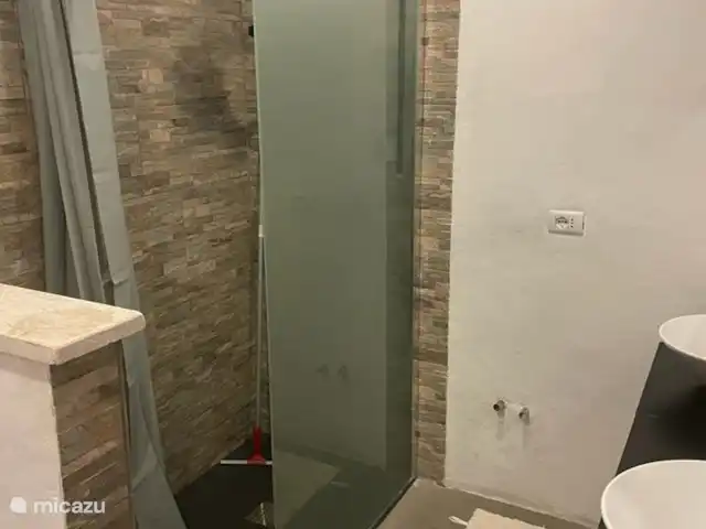 Maison de campagne Les Marches | Italie, Marche, Torre San Patrizio - maison de vacances Salle de bain avec douche à l’italienne et double vasque appartenant à 2 chambres au rez-de-chaussée