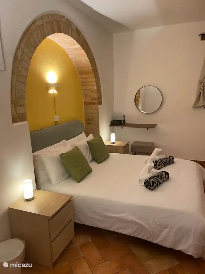 Schlafzimmer im Erdgeschoss mit Doppelbett