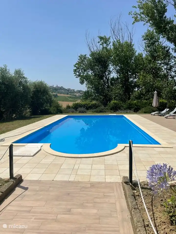 Schwimmbad von 12 x 5 m mit atemberaubender Aussicht