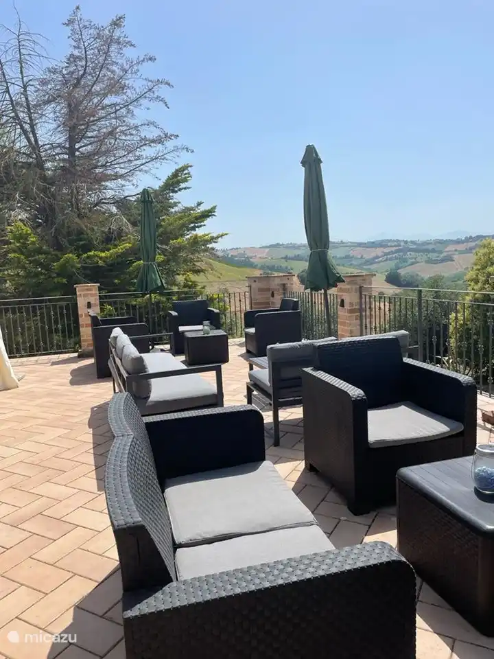 Dachterrasse mit großem geschützten Esstisch und Sitzecken und herrlicher Aussicht