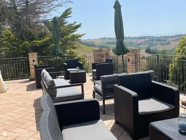 Maison de campagne Les Marches | Italie, Marche, Torre San Patrizio - maison de vacances Terrasse sur le toit avec une grande table à manger abritée et des coins salon et une vue imprenable