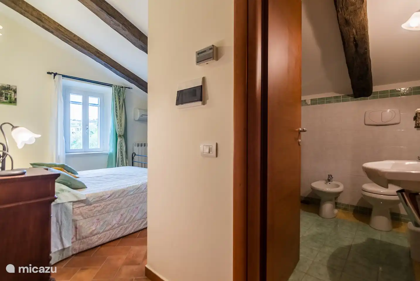 Jedes Schlafzimmer hat ein eigenes Badezimmer mit Dusche, WC und Bidet