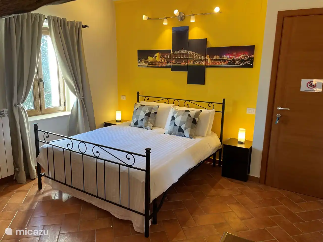 Schlafzimmer 2 mit eigenem Bad mit Dusche, WC und Bidet