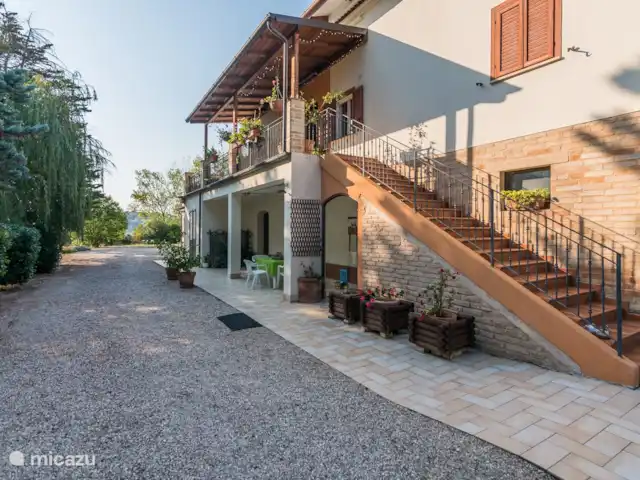 Maison de campagne Les Marches | Italie, Marche, Torre San Patrizio - maison de vacances côté de la villa avec sa propre entrée