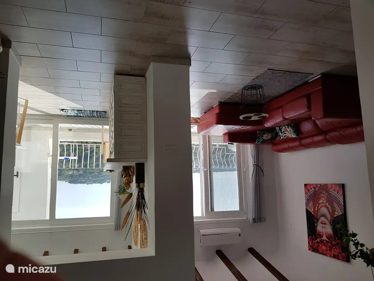 Nach dem Betreten (Erdgeschoss) ist der linke Teil das Wohnzimmer und der rechte Teil das Esszimmer. Beide mit fantastischem Panoramablick auf das Meer.