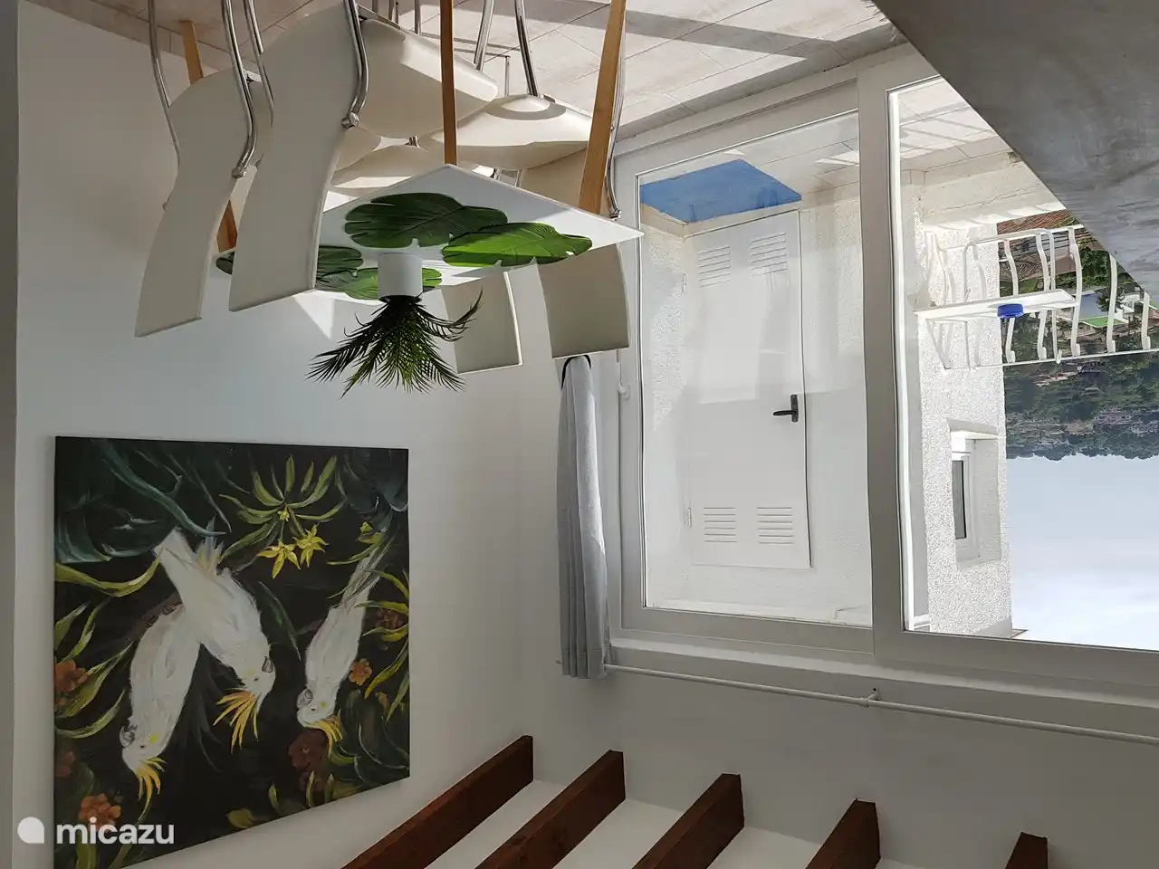 Esszimmer (Erdgeschoss) mit Kommode, elektrischen Rollläden, Klimaanlage und Panoramablick auf das Meer. Auf der oberen Terrasse befindet sich das Gäste-WC.