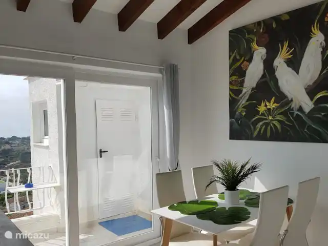 La Trufa | Espagne, Costa Blanca, Moraira - maison de vacances Salle à manger (rez-de-chaussée) avec commode, volets électriques, climatisation et vue panoramique sur la mer. Sur la terrasse supérieure se trouvent les toilettes des invités.