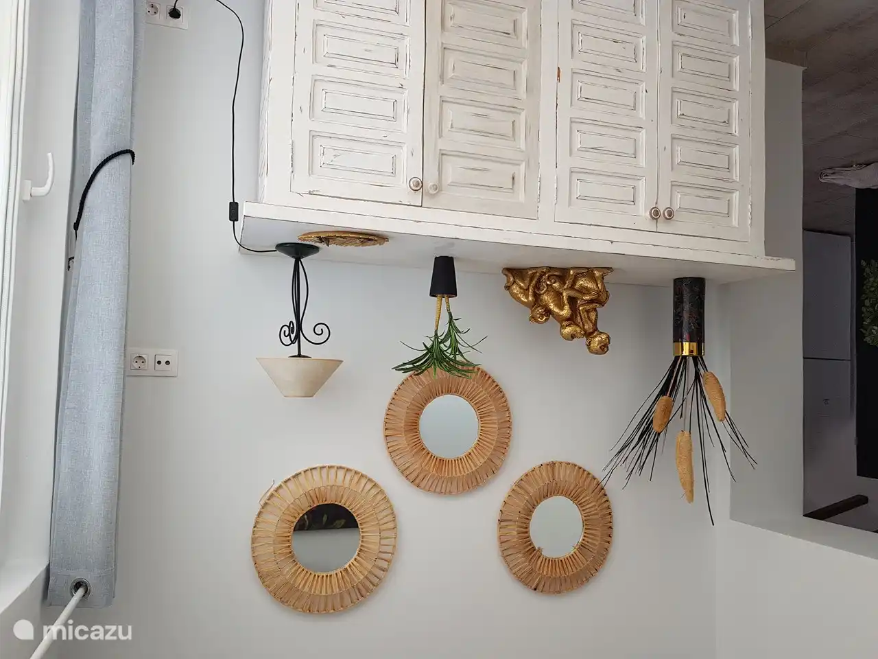 Esszimmer (Erdgeschoss) mit Anrichte mit Geschirr, Geschirr, Gläsern etc.