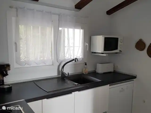 La Trufa | Espagne, Costa Blanca, Moraira - maison de vacances Cuisine en L (rez-de-chaussée) avec four, plaques électriques, hotte aspirante, lave-vaisselle, micro-ondes, réfrigérateur/congélateur.