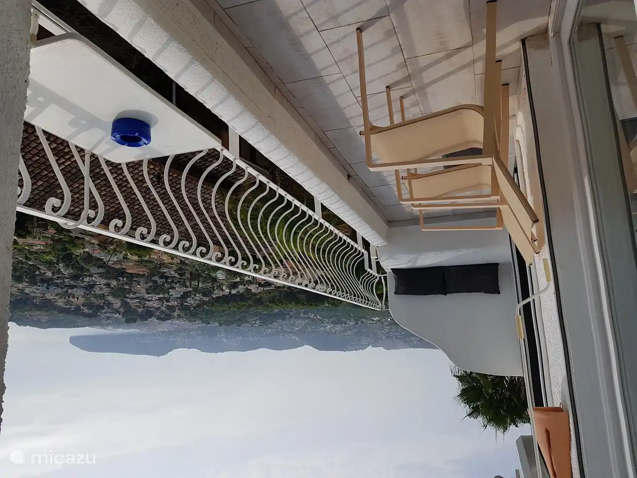 Die obere Terrasse (Erdgeschoss) mit 180 Grad Meerblick, mit Stühlen, Sofa und Tisch. Auch Markise und Außenbeleuchtung.