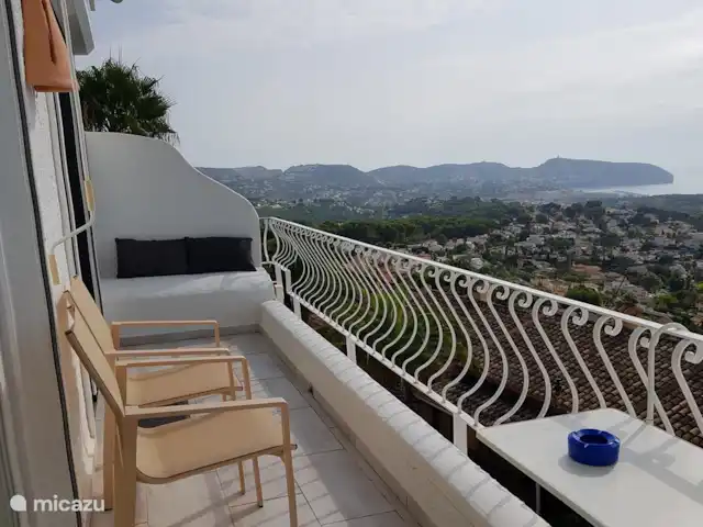 La Trufa | Espagne, Costa Blanca, Moraira - maison de vacances La terrasse supérieure (rez-de-chaussée) avec vue à 180 degrés sur la mer, avec chaises, canapé et table. Egalement auvent et éclairage extérieur.