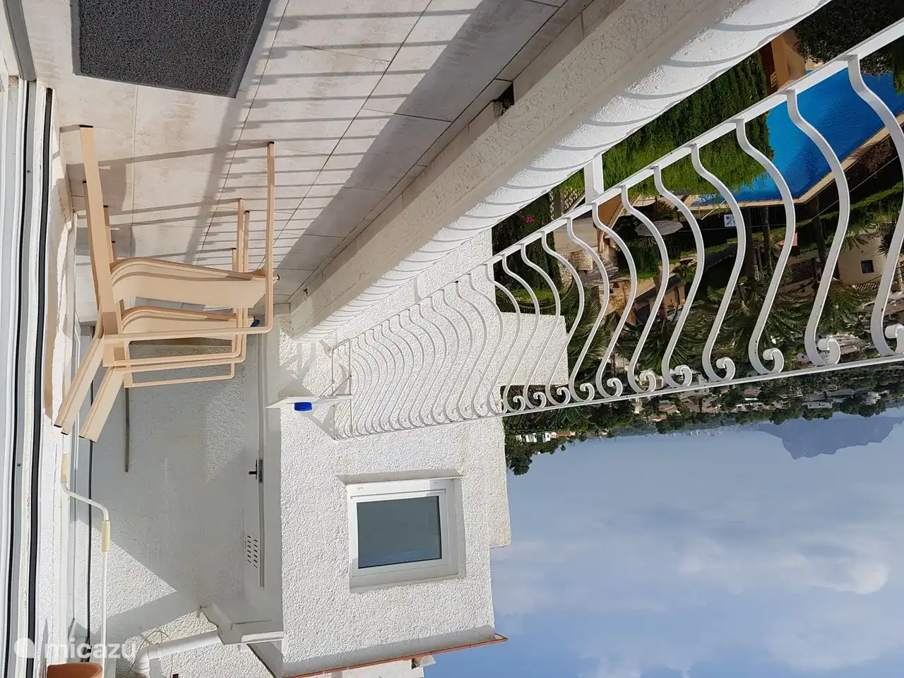 Die obere Terrasse (Erdgeschoss) mit 180 Grad Meerblick, mit Stühlen, Sofa und Tisch. Auch Markise und Außenbeleuchtung. Hier befindet sich auch das Gäste-WC.