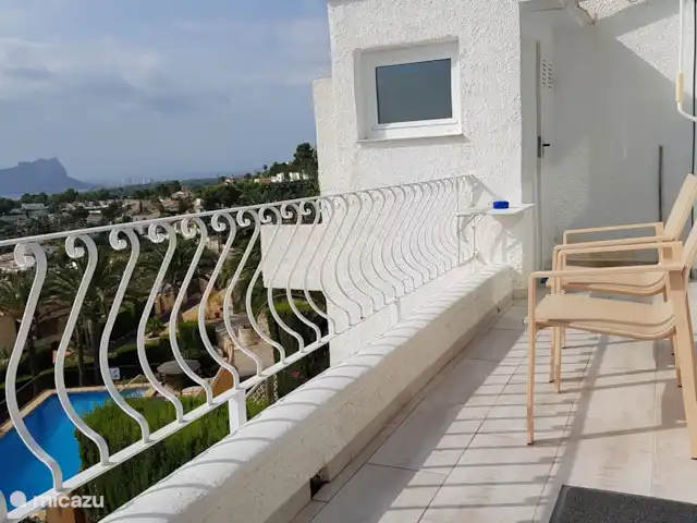 La Trufa | Espagne, Costa Blanca, Moraira - maison de vacances La terrasse supérieure (rez-de-chaussée) avec vue à 180 degrés sur la mer, avec chaises, canapé et table. Egalement auvent et éclairage extérieur. C’est aussi ici que se trouvent les toilettes invités.