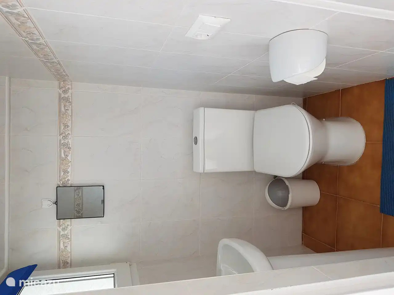 Auf der oberen Terrasse befindet sich die Gästetoilette (Erdgeschoss) mit Meerblick.