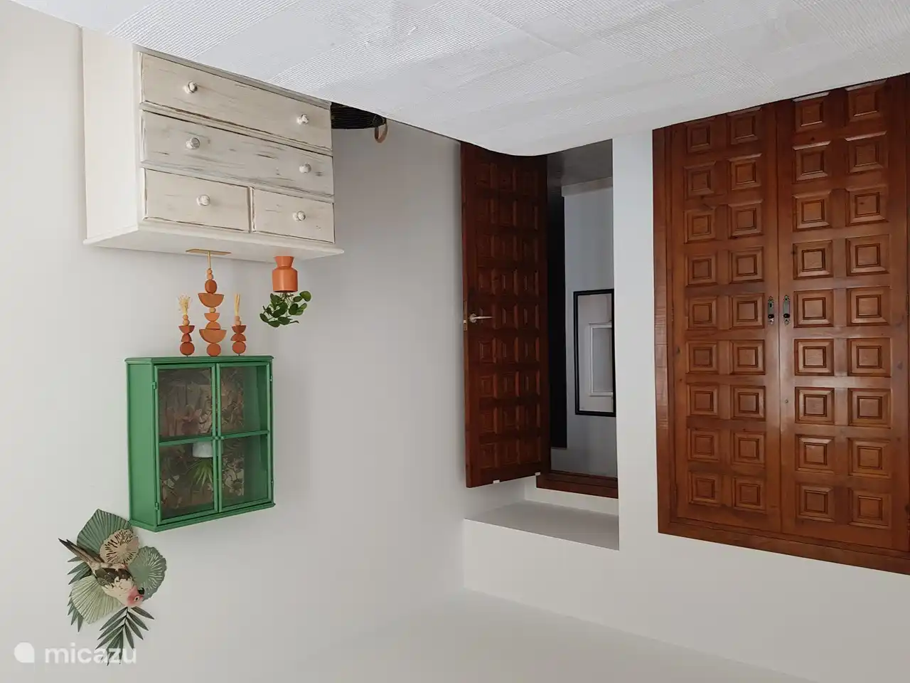 Hauptschlafzimmer (Keller) mit luxuriöser Matratze (180x200), Nachttischen, Kommode, Klimaanlage, großem Einbauschrank.