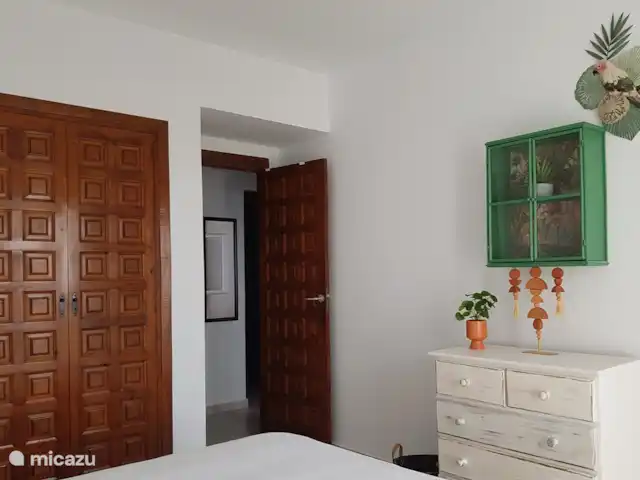 La Trufa | Espagne, Costa Blanca, Moraira - maison de vacances Chambre principale (sous-sol) avec matelas de luxe (180x200), tables de chevet, commode, climatisation, grande armoire encastrée.
