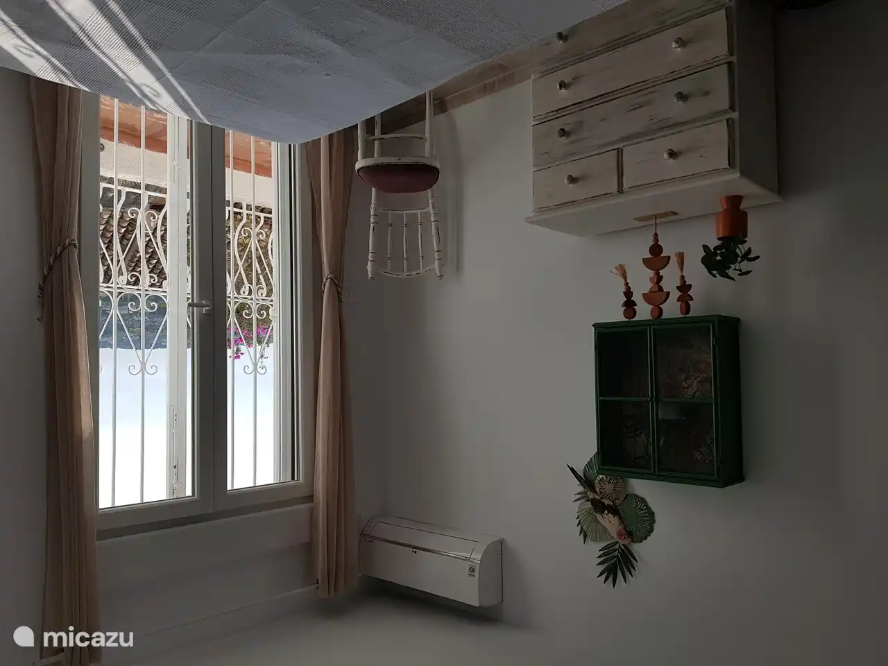 Hauptschlafzimmer (Untergeschoss) mit Luxusmatratze (180x200), Nachttischen, Kommode, Klimaanlage, elektrischen Rollläden, großem Einbauschrank und Fliegengittertür. Hier ist die Tür zur unteren Terrasse. Mit fantastischem Meerblick.