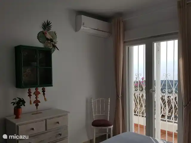 La Trufa | Espagne, Costa Blanca, Moraira - maison de vacances Chambre principale (sous-sol) avec matelas de luxe (180x200), tables de chevet, commode, climatisation, volets roulants électriques, grande armoire intégrée et porte moustiquaire. Voici la porte de la terrasse inférieure. Avec une vue fantastique sur la mer.