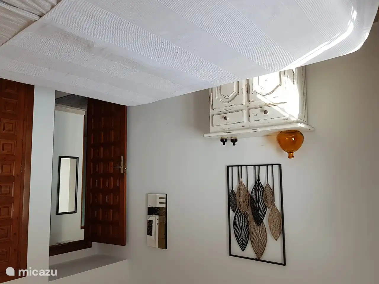 Das zweite Schlafzimmer (Keller) steht dem Hauptschlafzimmer nicht nach, da sie gleich groß sind. Luxusmatratze, Nachttische, Kommode, Klimaanlage, großer Einbauschrank. Die Anordnung des Bettes kann 180x190 oder 2 Einzelbetten von 90x190 betragen.