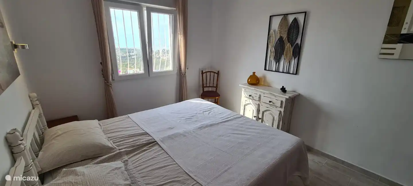 Das zweite Schlafzimmer (Keller) steht dem Hauptschlafzimmer nicht nach, da sie gleich groß sind. Mit fantastischem Meerblick. Luxusmatratze, Nachttische, Kommode, Klimaanlage, großer Einbauschrank, elektrische Rollläden und Moskitonetze.