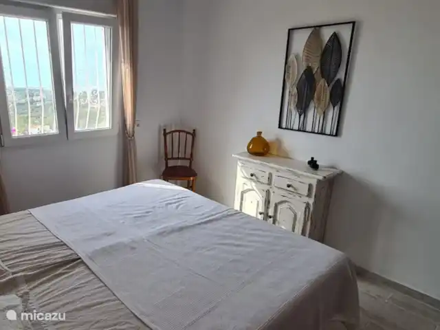 La Trufa | Espagne, Costa Blanca, Moraira - maison de vacances La deuxième chambre (sous-sol) n'est pas inférieure à la chambre principale, car elles sont de la même taille. Avec une vue fantastique sur la mer. Matelas de luxe, tables de chevet, commode, climatisation, grande armoire intégrée, volets roulants électriques et moustiquaire.