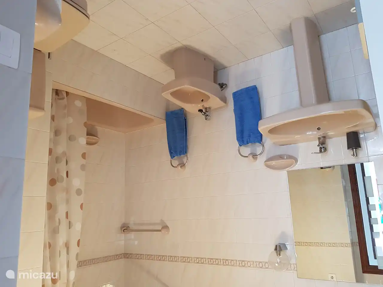 Badezimmer 1: Badewanne/Dusche (Souterrain) mit Duschwand (neu installiert), WC, Bidet, Waschbecken, Schrank. Absaugung und Heizung vorhanden.