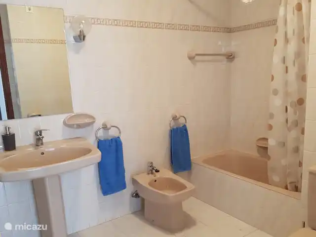 La Trufa | Espagne, Costa Blanca, Moraira - maison de vacances Salle de bain 1 : bain/douche (sous-sol) avec pare-douche (récemment installé), toilette, bidet, lavabo, placard. Extraction et chauffage disponibles.
