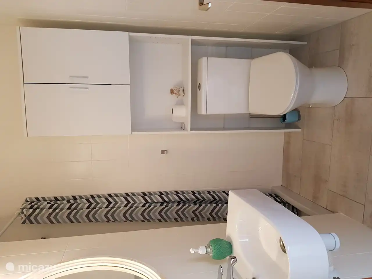 Badezimmer 2: Dusche (Keller), WC, Waschbecken, Schrank. Absaugung und Heizung vorhanden.