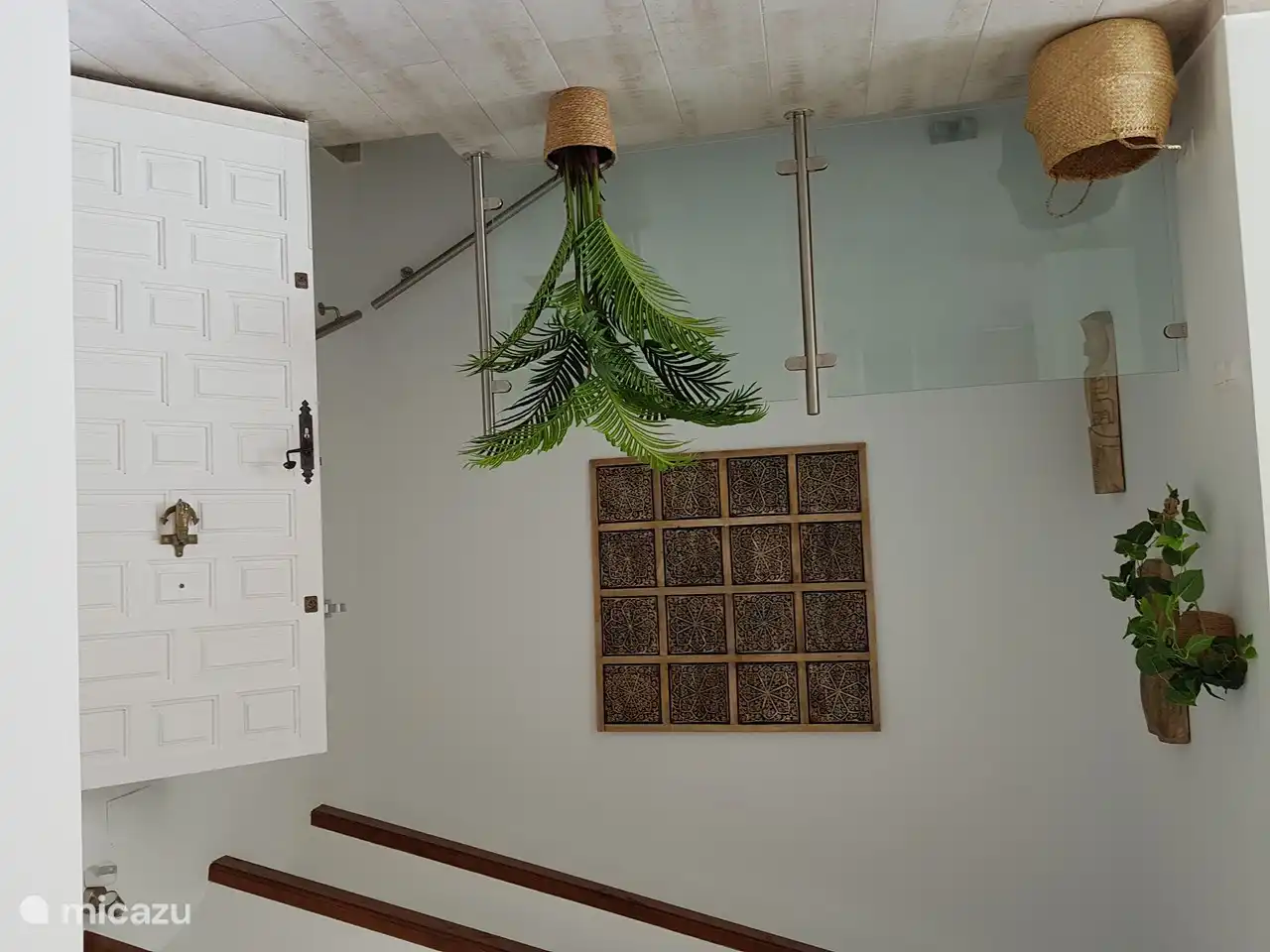 Eingang (Erdgeschoss) La Trufa mit Garderobe und Treppe in die untere Etage.