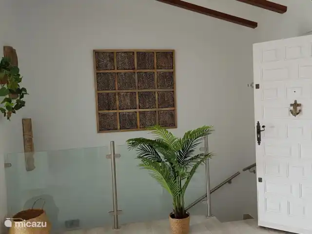 La Trufa | Espagne, Costa Blanca, Moraira - maison de vacances Entrée (rez-de-chaussée) La Trufa avec vestiaire et escalier menant à l’étage inférieur.