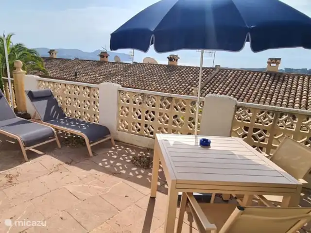La Trufa | Espagne, Costa Blanca, Moraira - maison de vacances La terrasse inférieure avec chaises longues, parasol, chaises, table à manger extensible et barbecue. Belle vue mer.