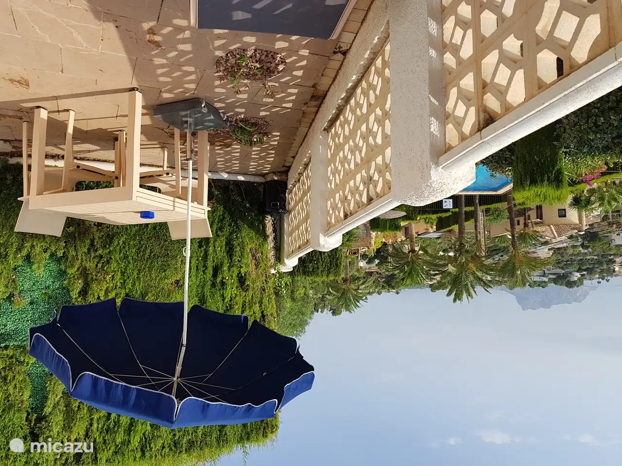 Die untere Terrasse mit Sonnenliegen, Sonnenschirm, Stühlen, ausziehbarem Esstisch und Grill. Schöne Aussicht auf Peñon de Ifach und den Gemeinschaftspool.