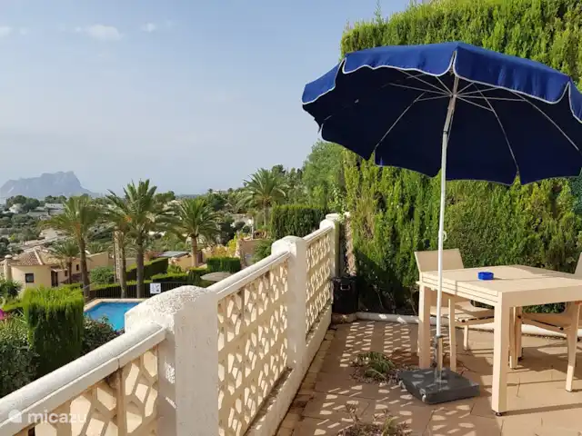 La Trufa | Espagne, Costa Blanca, Moraira - maison de vacances La terrasse inférieure avec chaises longues, parasol, chaises, table à manger extensible et barbecue. Belle vue sur Peñon de Ifach et la piscine communale.