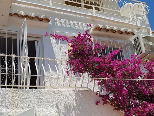 La Trufa | Espagne, Costa Blanca, Moraira - maison de vacances Façade arrière de La Trufa, photo prise de la terrasse inférieure avec débarras.
De bas en haut : terrasse inférieure, sous-sol avec les chambres et les salles de bains, et rez-de-chaussée avec le salon/salle à manger et la cuisine.