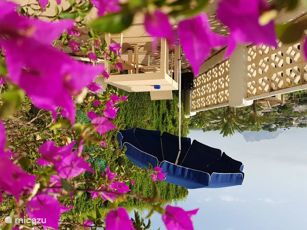 Die untere Terrasse mit herrlichem Blick auf Peñon de Ifach.