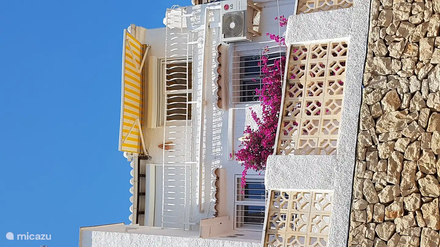 Rückfassade von La Trufa, 
Von unten nach oben: untere Terrasse, Untergeschoss mit den Schlafzimmern / und Bädern und Erdgeschoss mit dem Wohn-/Esszimmer und der Küche.