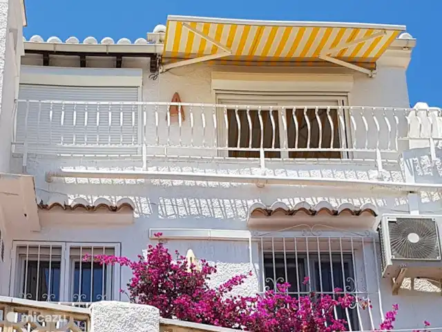 La Trufa | Espagne, Costa Blanca, Moraira - maison de vacances Façade arrière de La Trufa, 
De bas en haut : terrasse inférieure, sous-sol avec les chambres/et les salles de bains, et rez-de-chaussée avec le salon/salle à manger et la cuisine.