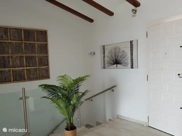 La Trufa | Espagne, Costa Blanca, Moraira - maison de vacances Entrée (rez-de-chaussée) La Trufa avec vestiaire et escalier menant à l’étage inférieur.