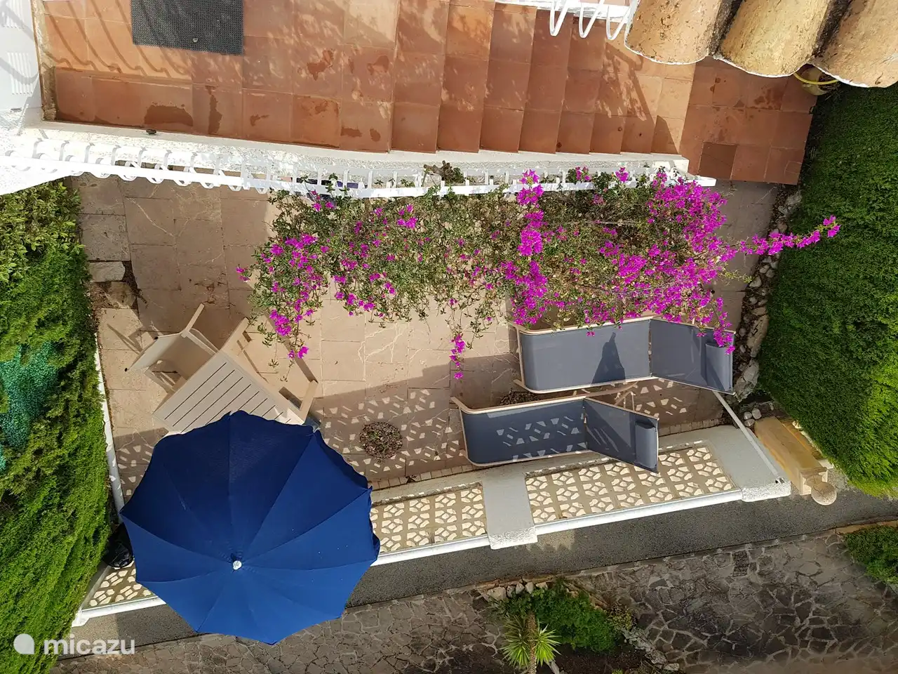 Vom Hauptschlafzimmer (Keller) aus haben Sie über die Treppe (mit Stauraum) Zugang zur unteren Terrasse.