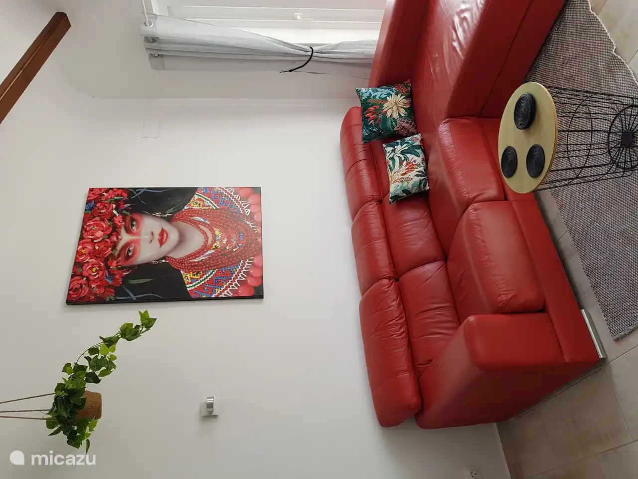 Gemütliches Wohnzimmer (Erdgeschoss) mit einem Liegestuhl, Sofa, Stuhl, Couchtischen, TV, Klimaanlage, Pelletofen, elektrischen Rollläden und Fliegengittertür.