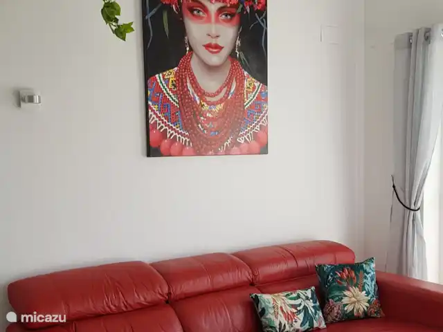 La Trufa | Espagne, Costa Blanca, Moraira - maison de vacances Salon confortable (rez-de-chaussée) avec une chaise longue, un canapé, une chaise, des tables basses, une télévision, la climatisation, un poêle à granulés, des volets électriques et une porte moustiquaire.