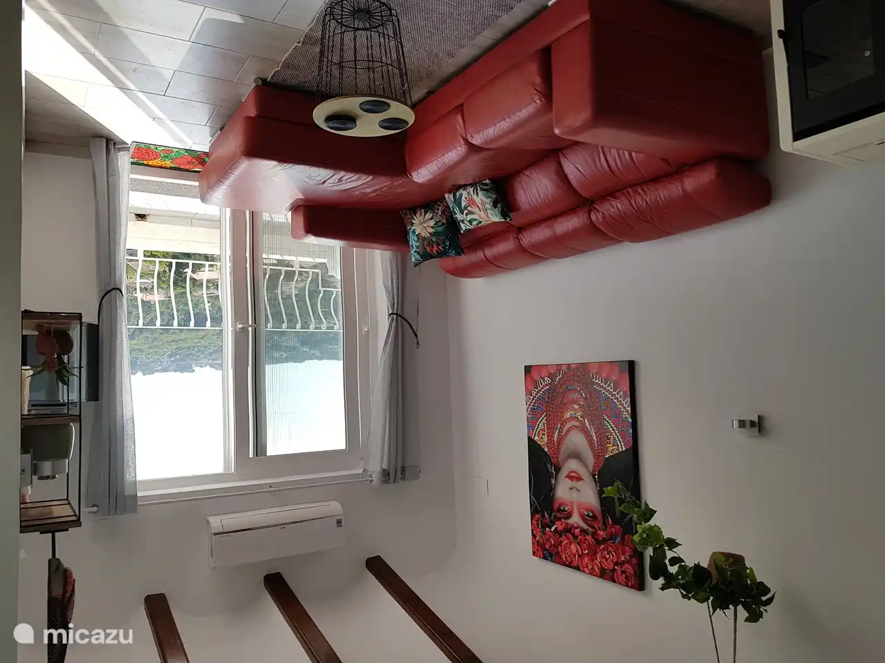 Gemütliches Wohnzimmer (EG) mit Longchair-Sofa, Sessel, Couchtischen, TV, Klimaanlage, Pelletofen, elektrischem Rollladen und Fliegengittertür.