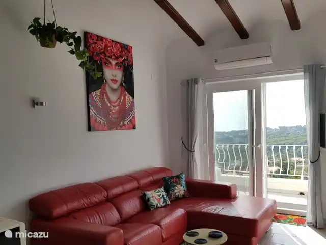 La Trufa | Espagne, Costa Blanca, Moraira - maison de vacances Séjour cosy (rez-de-chaussée) avec un canapé méridienne, fauteuil, tables basses, TV, climatisation, poêle à granulés, volets roulants électriques et porte moustiquaire.