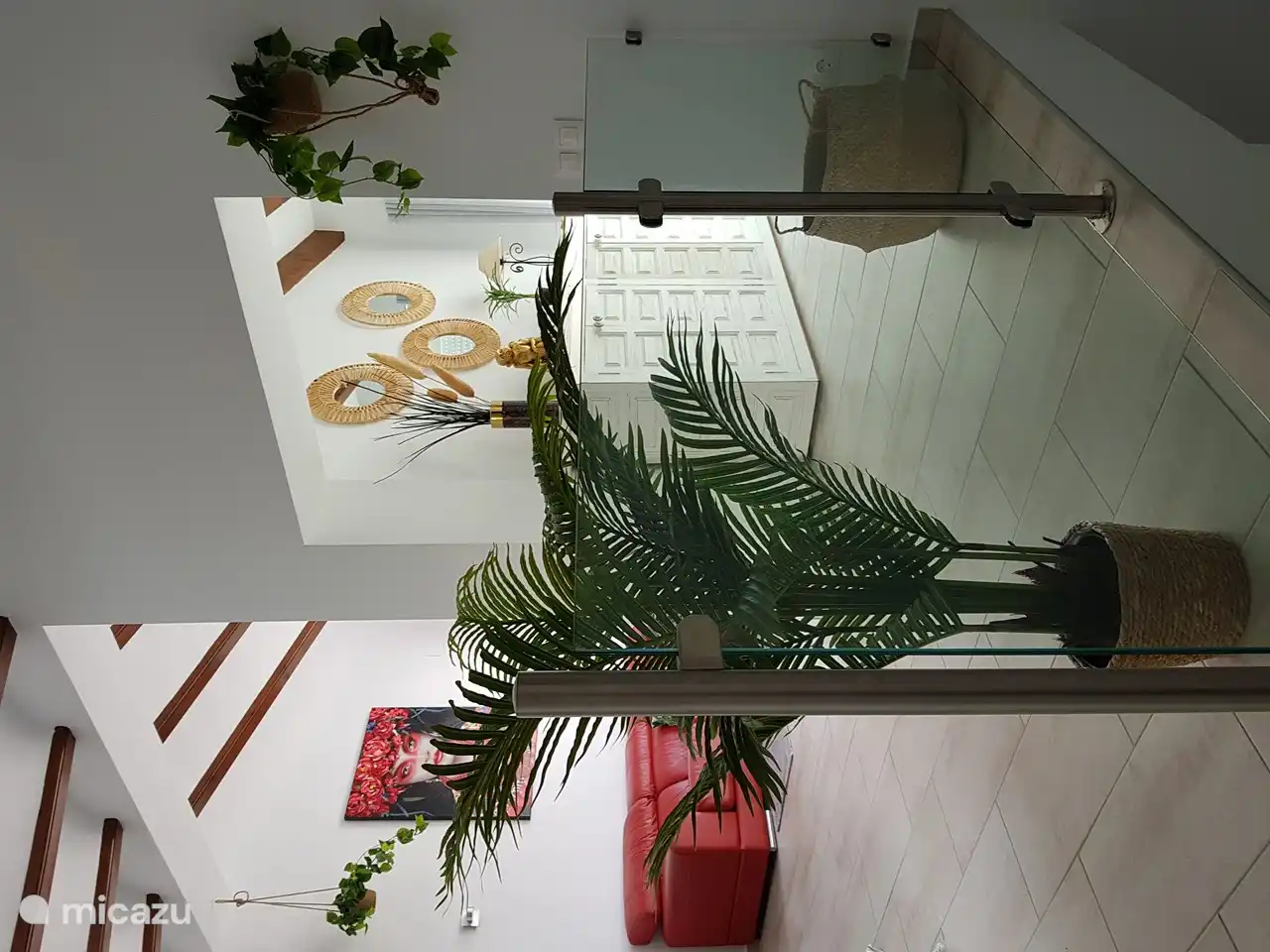 Nach dem Betreten (Erdgeschoss) ist der linke Teil das Wohnzimmer und der rechte Teil das Esszimmer.