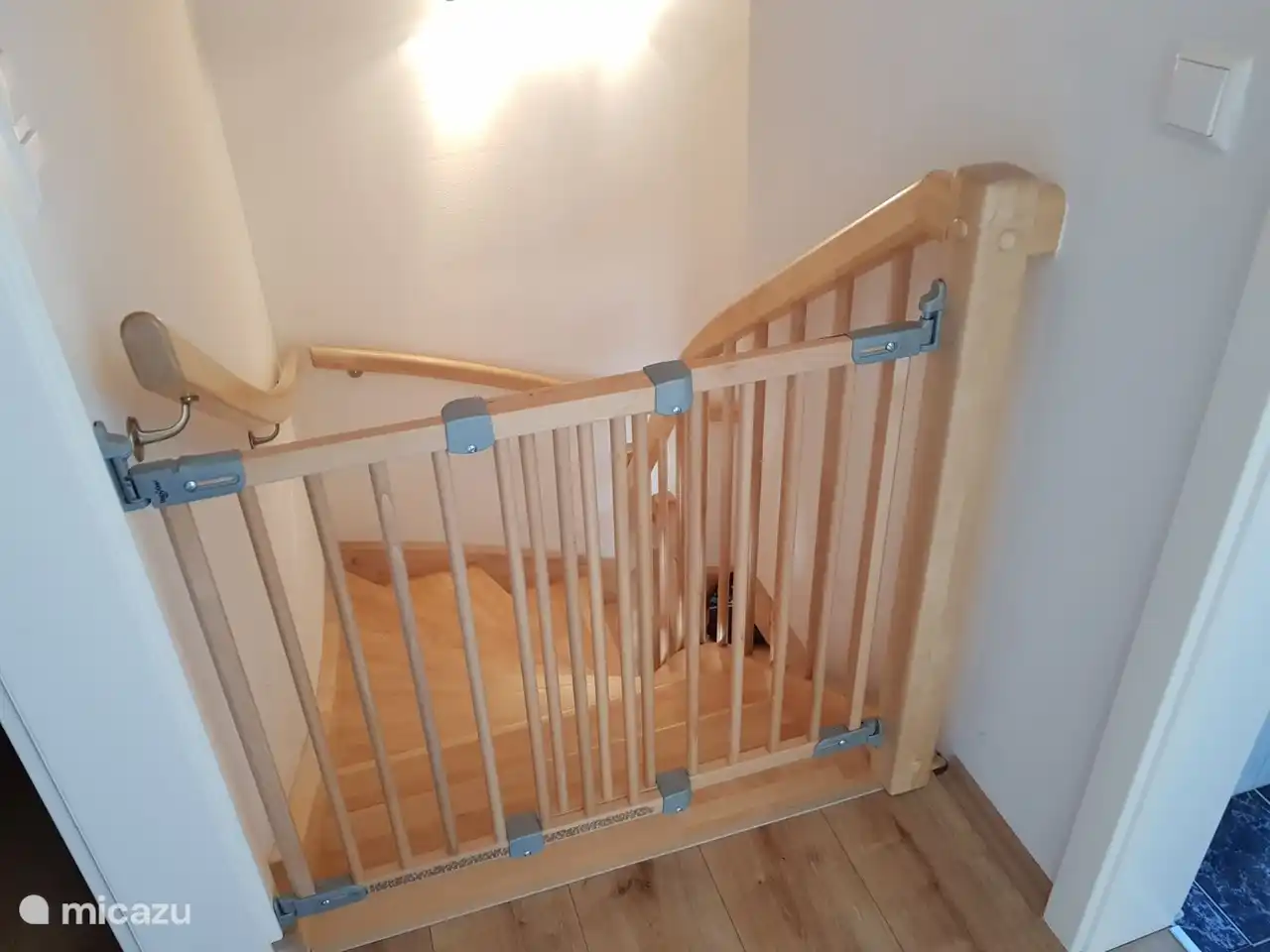 Treppengitter, das oben angebracht werden kann.