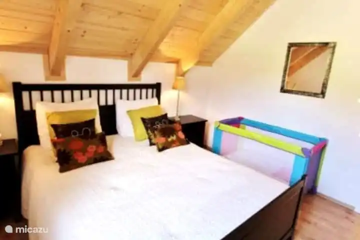 Schlafzimmer 1 mit Doppelbett und Kleiderschrank