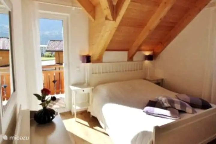 Schlafzimmer 2 mit Doppelbett und Kleiderschrank. Dieses Zimmer hat Zugang zum Balkon