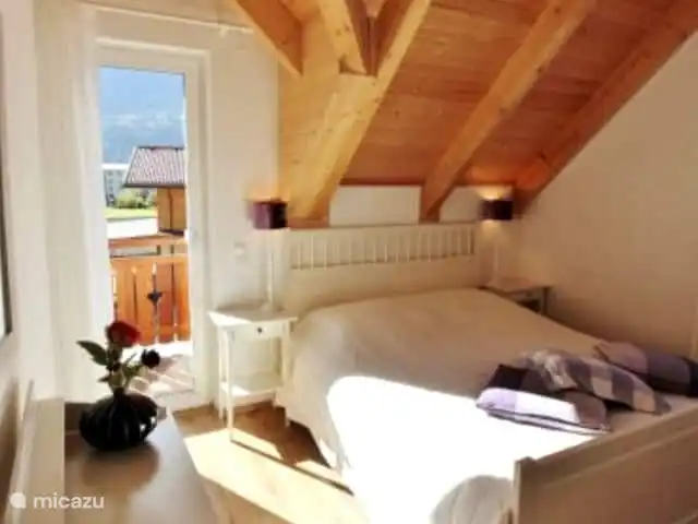 Location de Vacances Autriche, Carinthie, Kötschach-Mauthen, maison de vacances - Villa Sonnenpiste Chambre 2 avec un lit double et une armoire. Cette chambre a accès au balcon